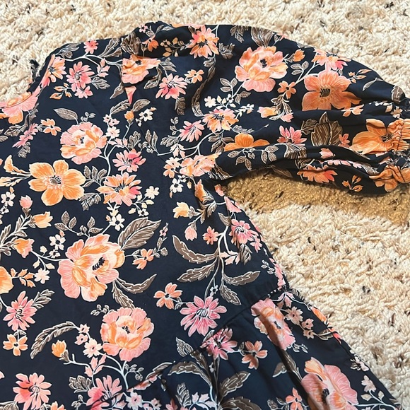 Old Navy Girls Floral Dress. Size Medium (8) - Picture 10 of 11